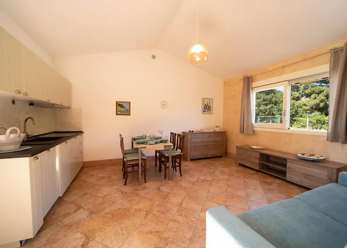 Le Grazie Est شقة فندقية كابوليفيري